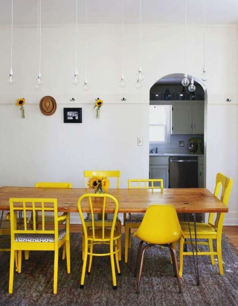 18. As cadeiras amarelas são lindas para decorar a sala de estar – Por: Pinterest