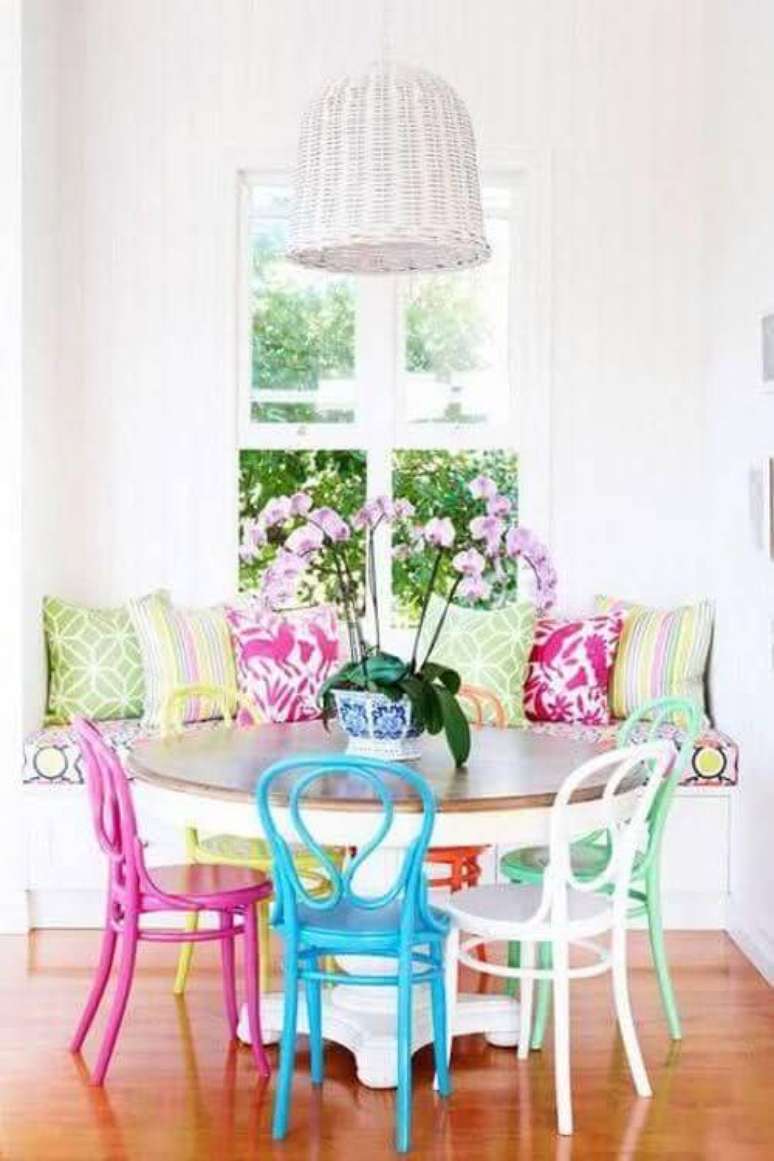 8. As cadeiras coloridas para mesa de jantar com canto alemão – Por: Pinterest
