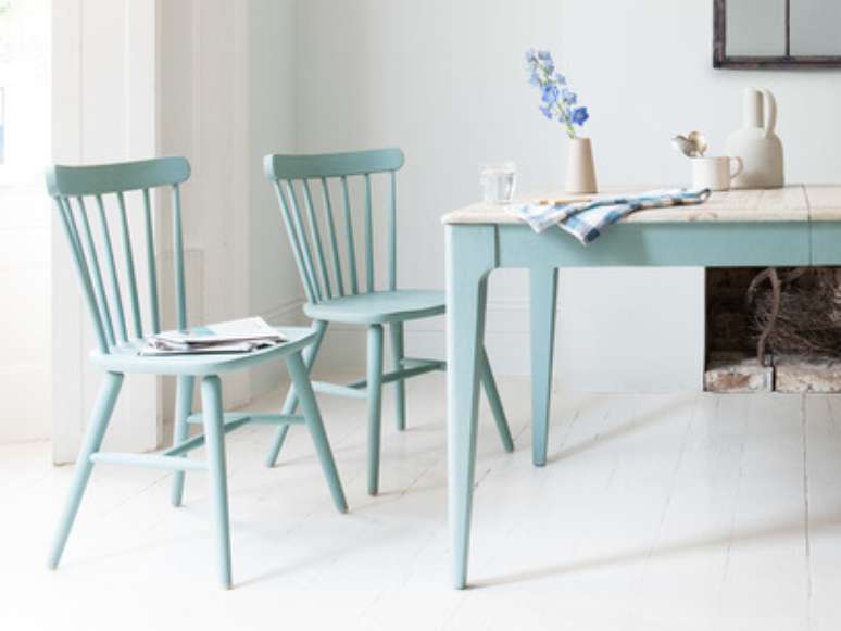 21. As cadeiras coloridas devem combinar com a mesa &ndash; Por: Loaf