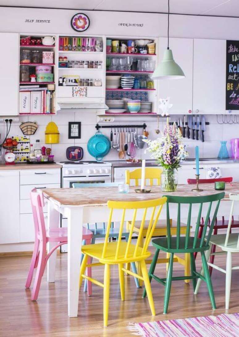 22. Cadeiras coloridas para cozinha são lindas para alegrar o ambiente – Por: Pinterest