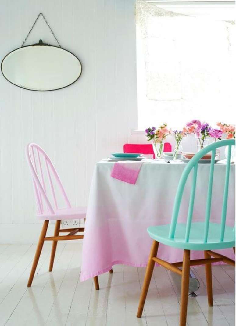 23. Quem tem uma cozinha simples, pode investir nas cadeiras coloridas para alegrar o ambiente – Por: Pinterest