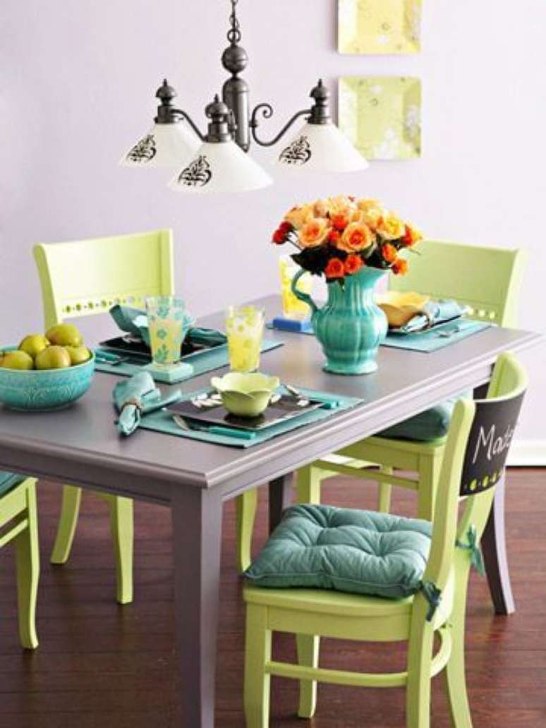 24. Mesa com cadeiras coloridas no tom verde – Por: Pinterest