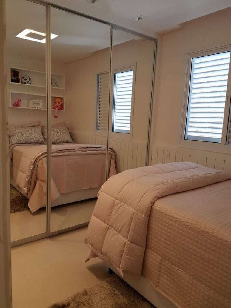 19. Cama box solteiro com colch&atilde;o para quarto decorado com guarda roupa com porta espelhada &ndash; Foto: Pinterest