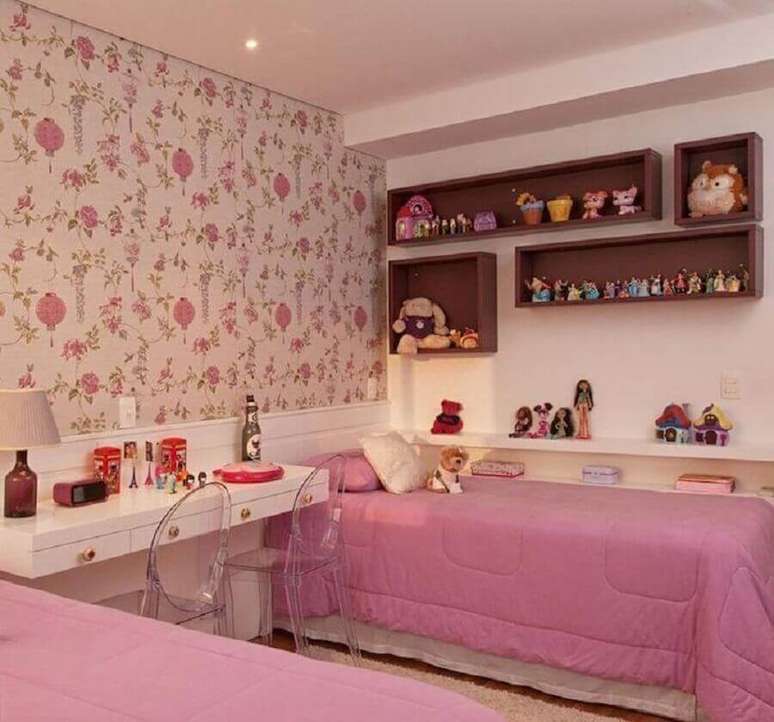 9. Decoração para quarto feminino com cama box solteiro e papel de parede floral – Foto: Patricia Kolanian Pasquini