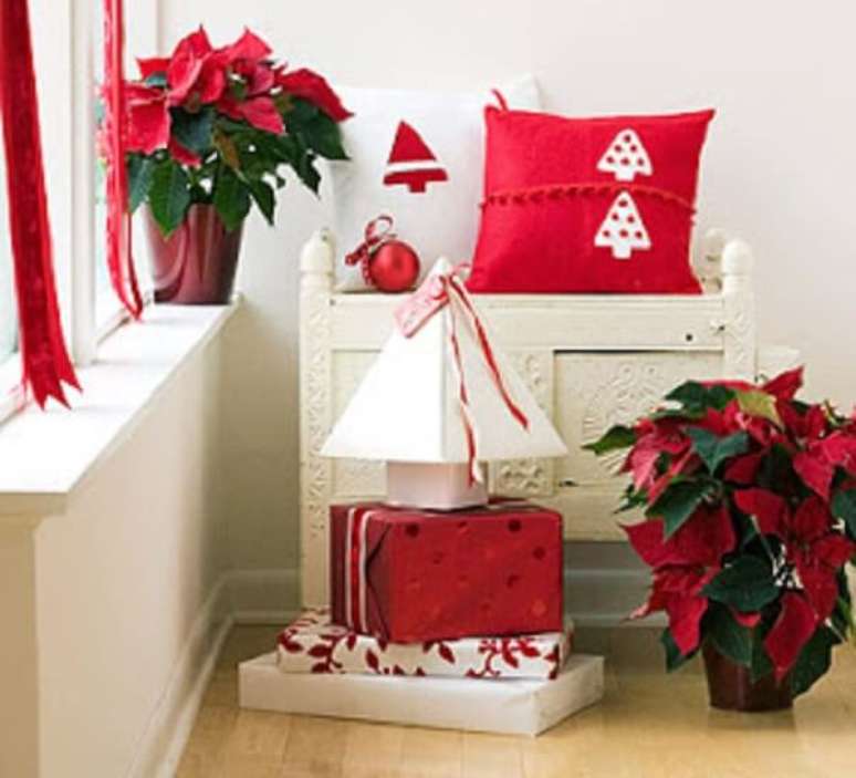 61. Almofadas de Natal em tons de branco e vermelho. Fonte: Pinterest