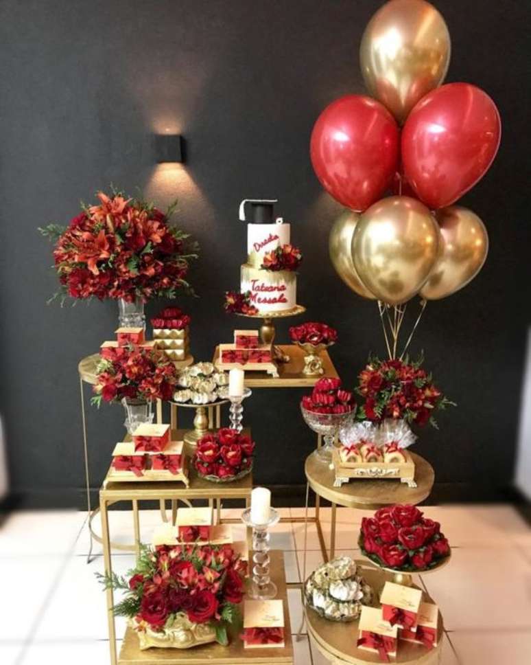 43. A decoração vermelha e dourado para festa de 18 anos é moderna e linda – Por: Pinterest