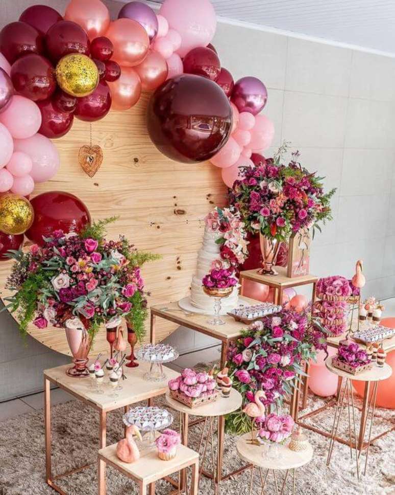 25. Aposte na decoração para festa de 18 anos com muitas flores e detalhes lindos – Por: Pinterest