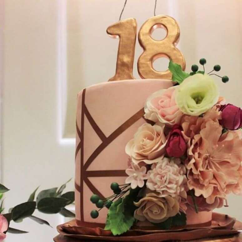 28. Decoração de festa de 18 anos com flores e detalhes em dourado – Por: NusGram