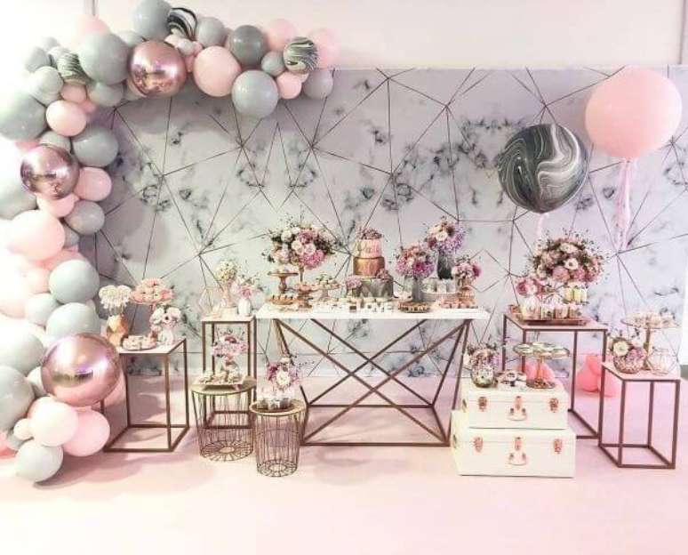 30. A decoração de festa de 18 anos feminina cinza e rosa é linda para inovar – Por: Pinterest