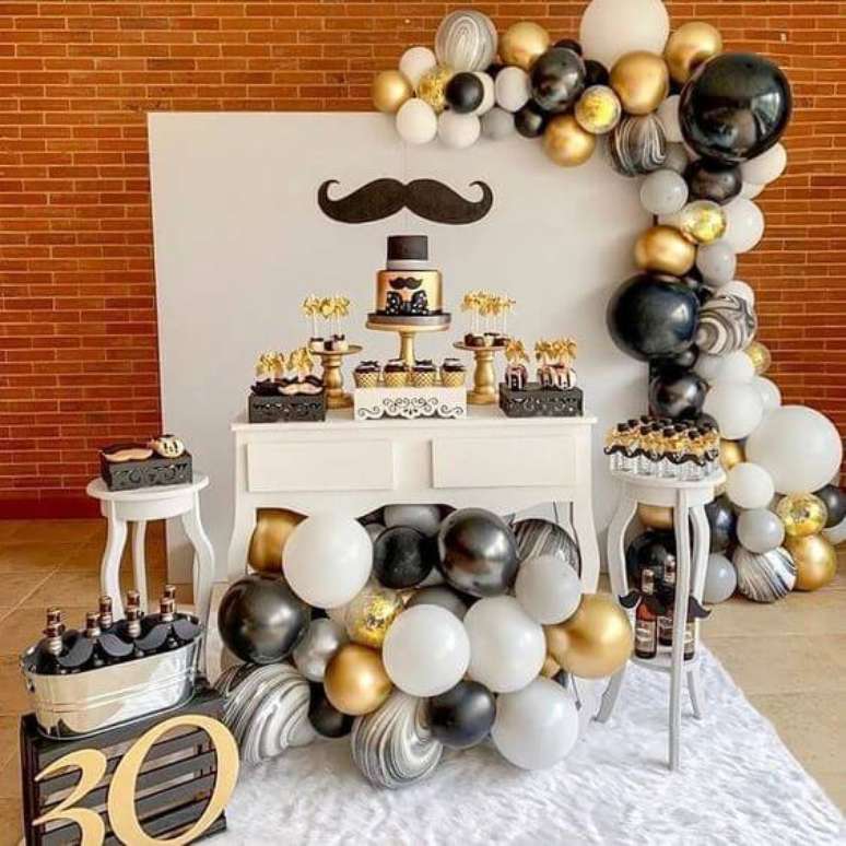 7. Decoração de festa de 18 anos com balões preto, dourado e branco – Por: Pinterest