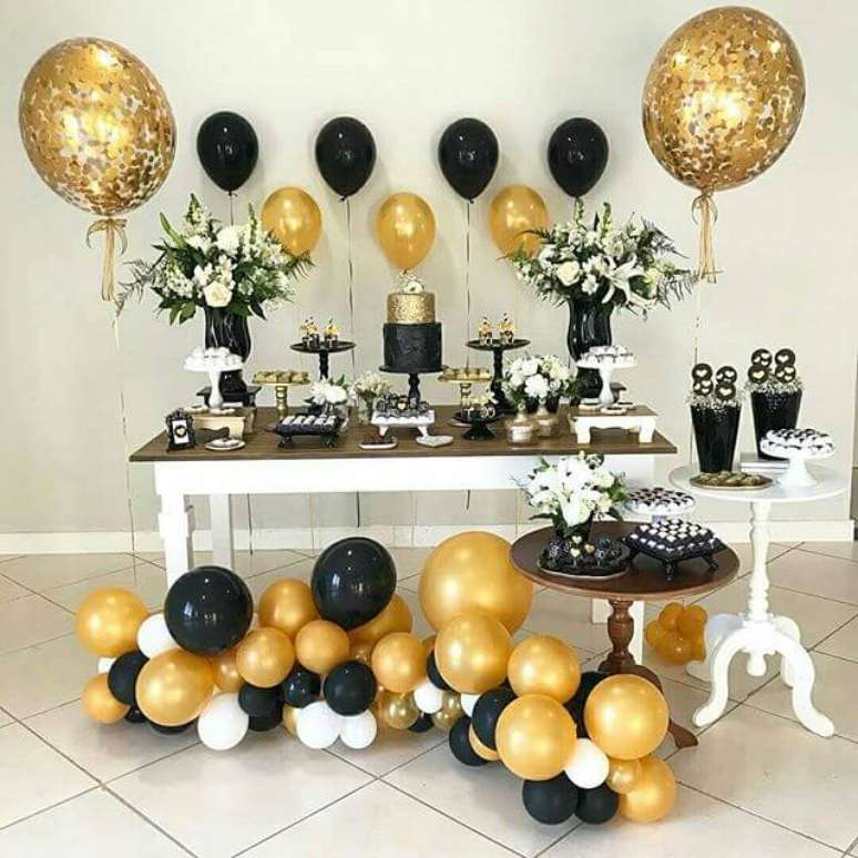 33. Decoração para festa de 18 anos dourado e preto – Por: Storgram