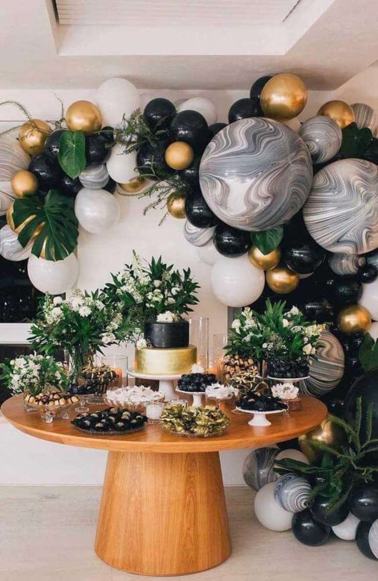 36. A decoração de festa de 18 anos em preto e dourado é versátil, elegante e maravilhosa – Por: Decor Fácil