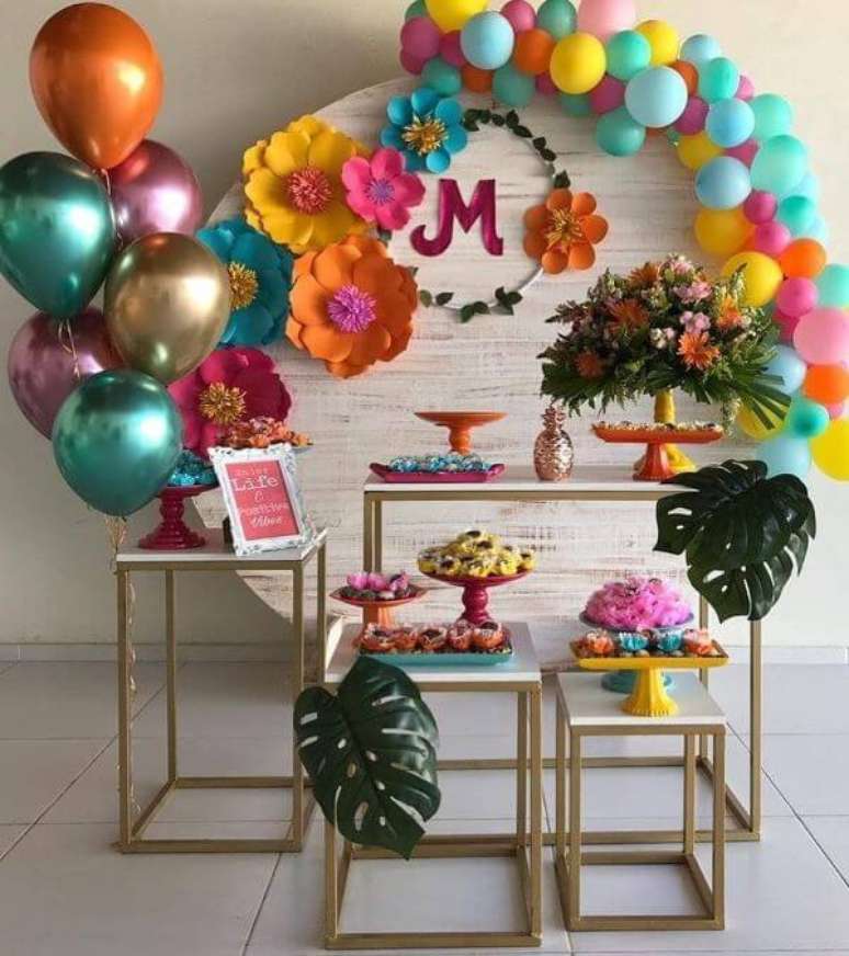 38. Decoração de festa de 18 anos colorida, estilo tropical – Por: Pinterest