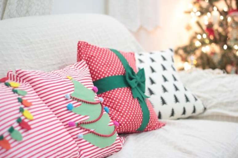 64. Almofadas de Natal com estampas coloridas e personalizadas. Fonte: Pinterest