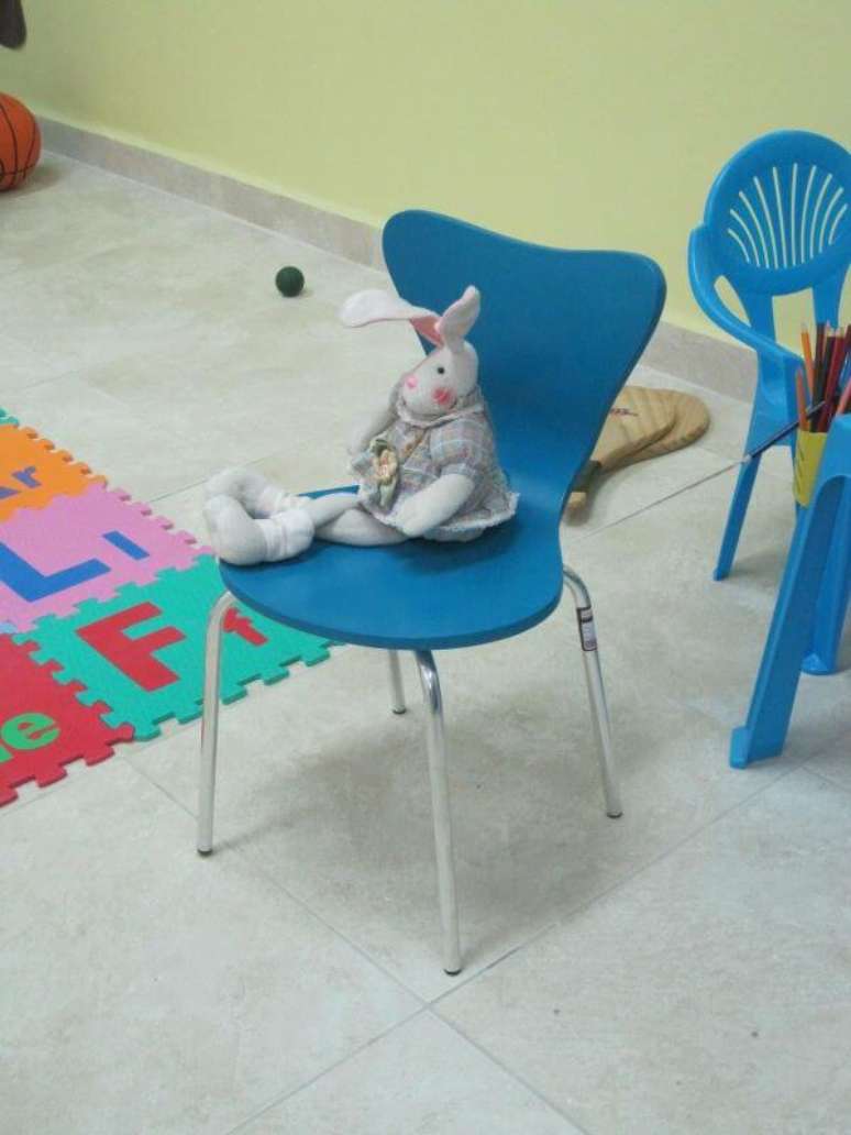 26. Use cadeiras coloridas para combinar com o ambiente – Por: Lu Pinheiro