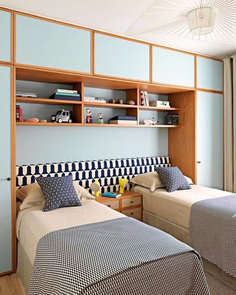 31. Decora&ccedil;&atilde;o para quarto planejado com cama box solteiro &ndash; Foto: Pinosy