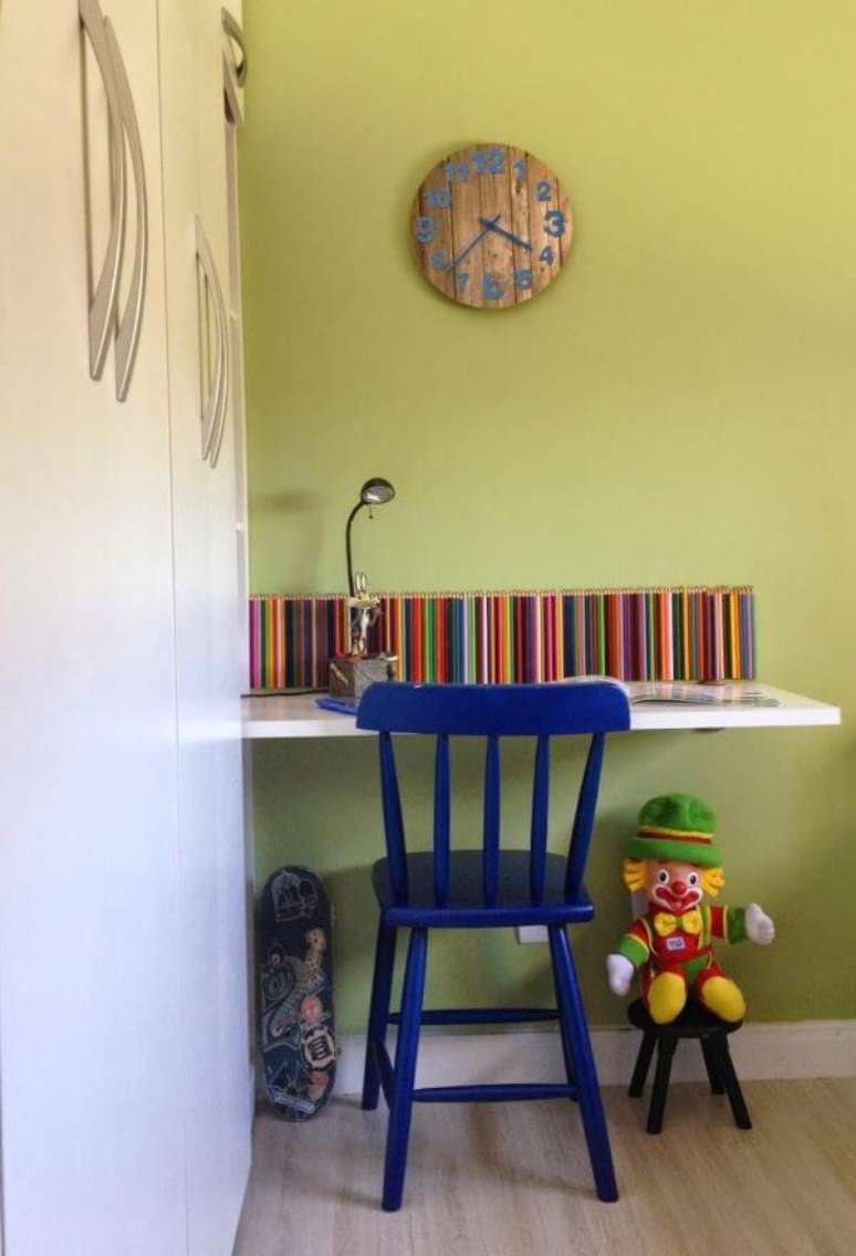 28. Escolha uma cadeira de madeira colorida para decorar a sua escrivaninha – Por: Jeanny Machado