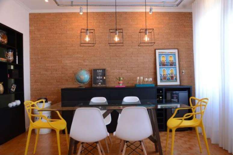 29. A decora&ccedil;&atilde;o da sala de jantar com cadeiras coloridas &eacute; perfeita para destacar a mesa &ndash; Por: Revista VD