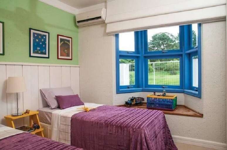 33. Decoração simples com parede verde e janela azul para quarto com cama box conjugada solteiro – Foto: Rico Mendonça