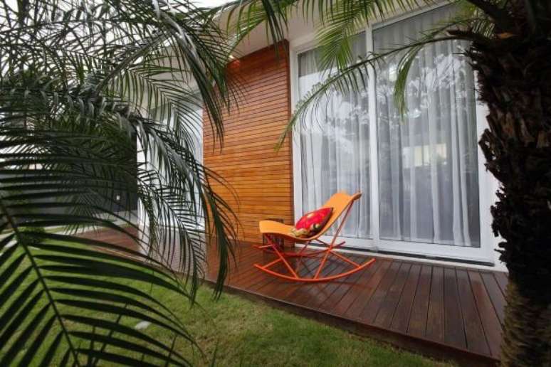 31. Cadeiras coloridas na cor laranja para a varanda – Por: Cristinarei