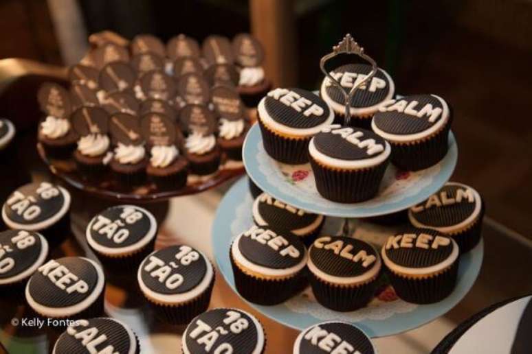 45. O cupcake personalizado preenche a mesa de doces da festa de 18 anos – Por: Kelly Fontes