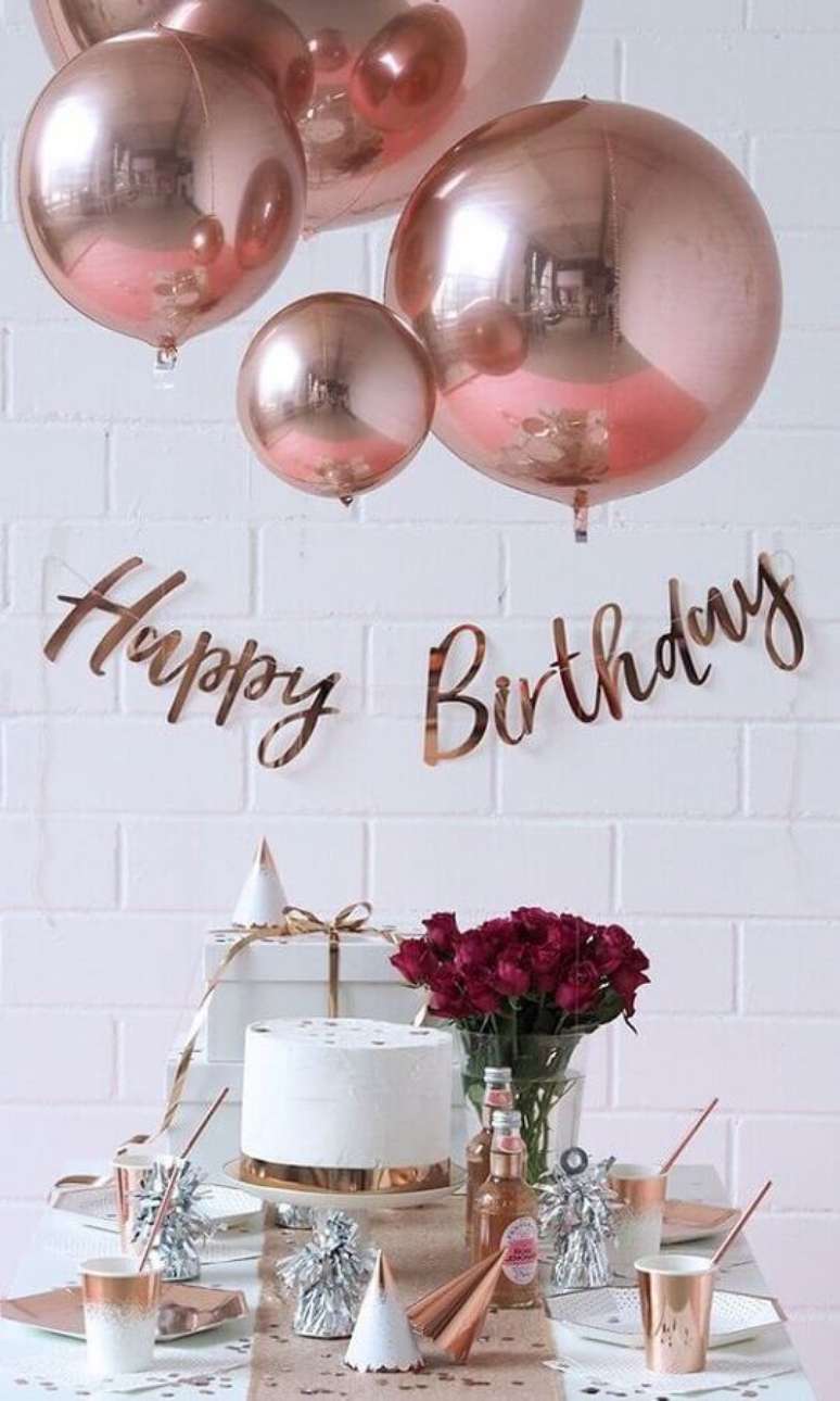 50. Tenha uma linda festa de 18 anos simples com balões metalizados – Por: Pinterest