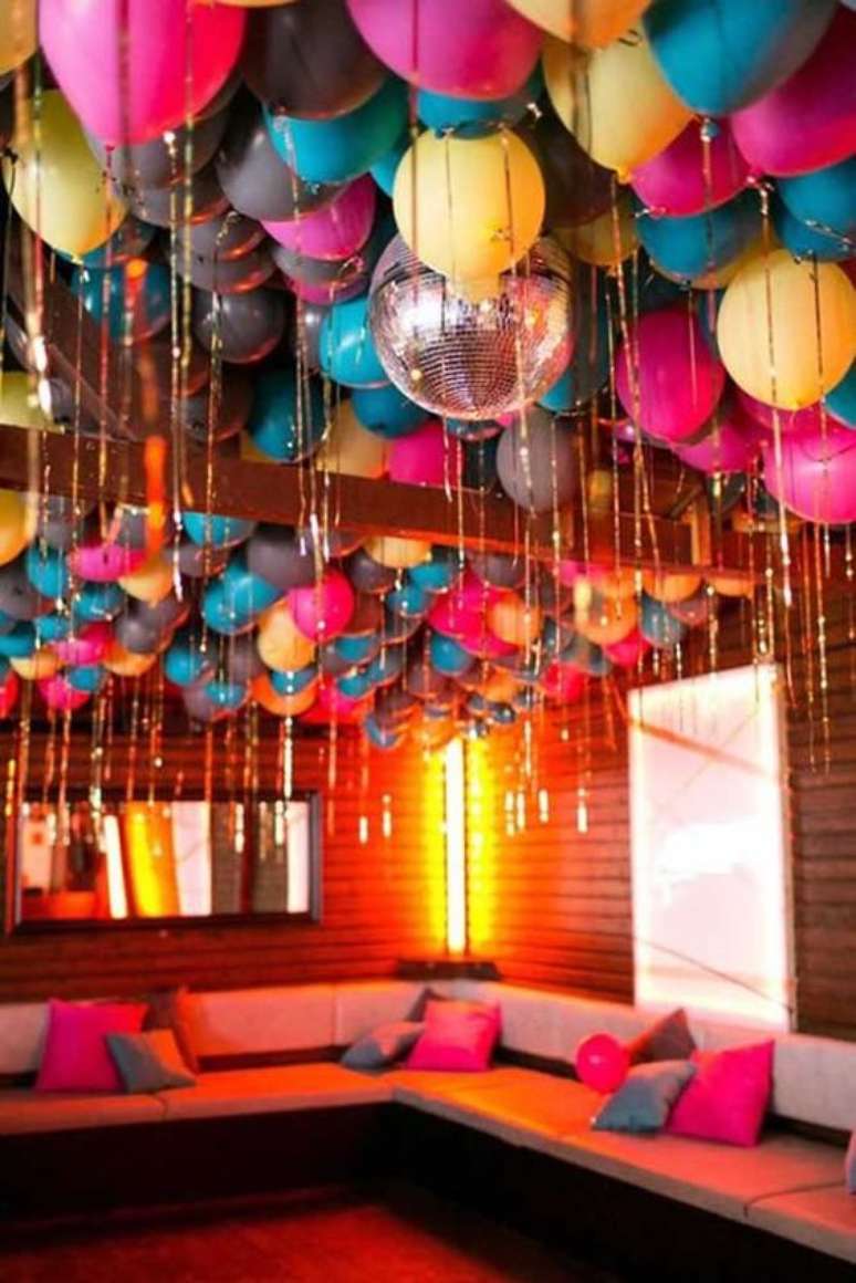51. A festa de 18 anos colorida com balões e um lindo lustre – Por: Decor Fácil
