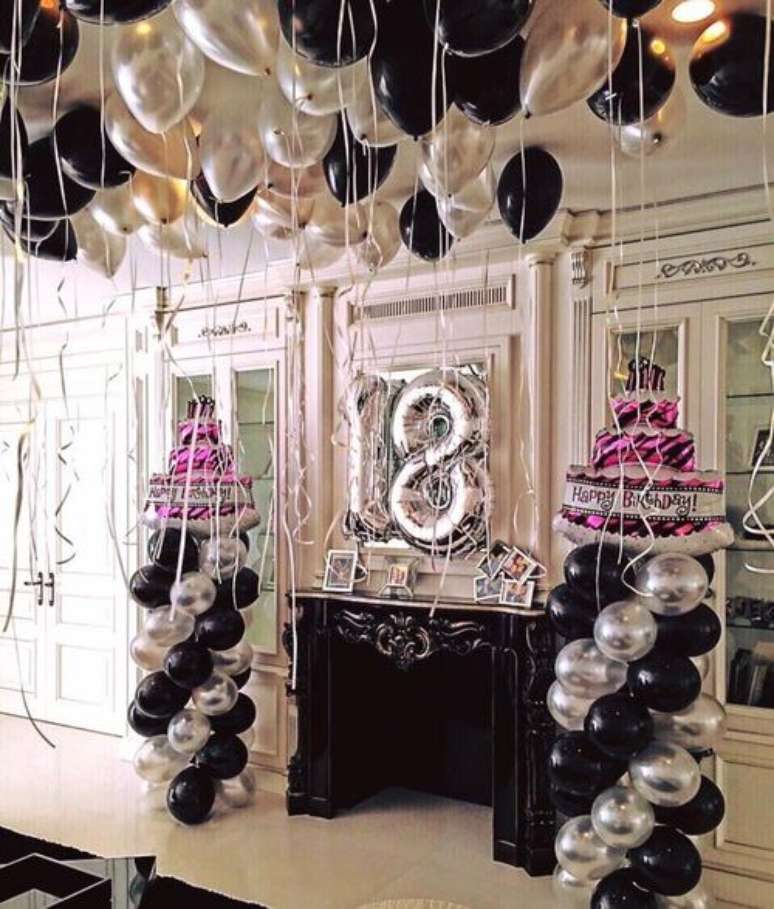 52. A festa de 18 anos com balões metalizados é lindo – Por: Pinterest