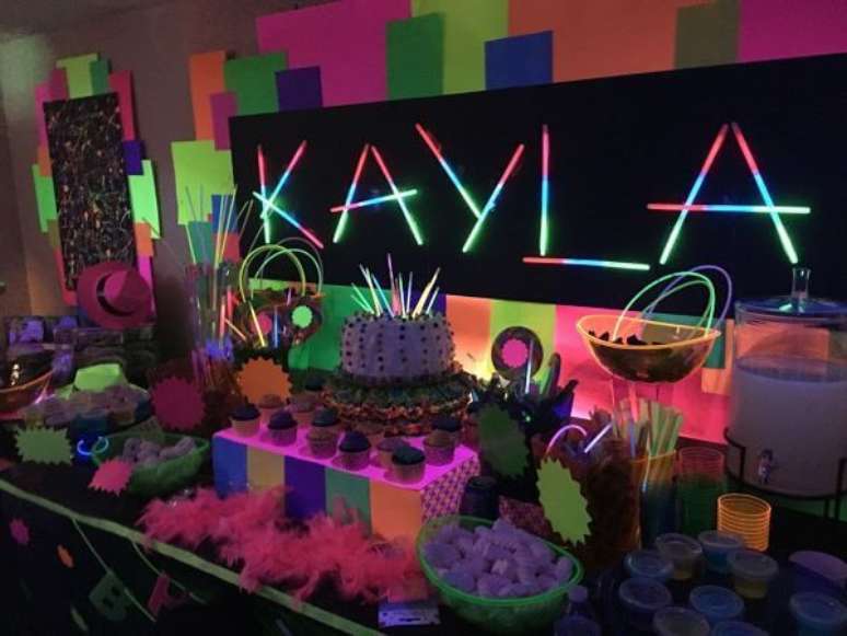 60. Festa de 18 anos neon com brilhos – Por: Pinterest