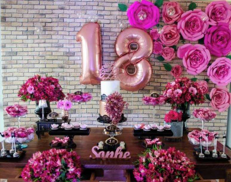 5. Decoração de festa de 18 anos feminina com flores de papel e balão metalizada – Por: Elo7