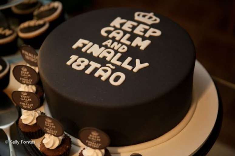 63. Festa de 18 anos com bolo personalizado – Por: Kelly Fontes
