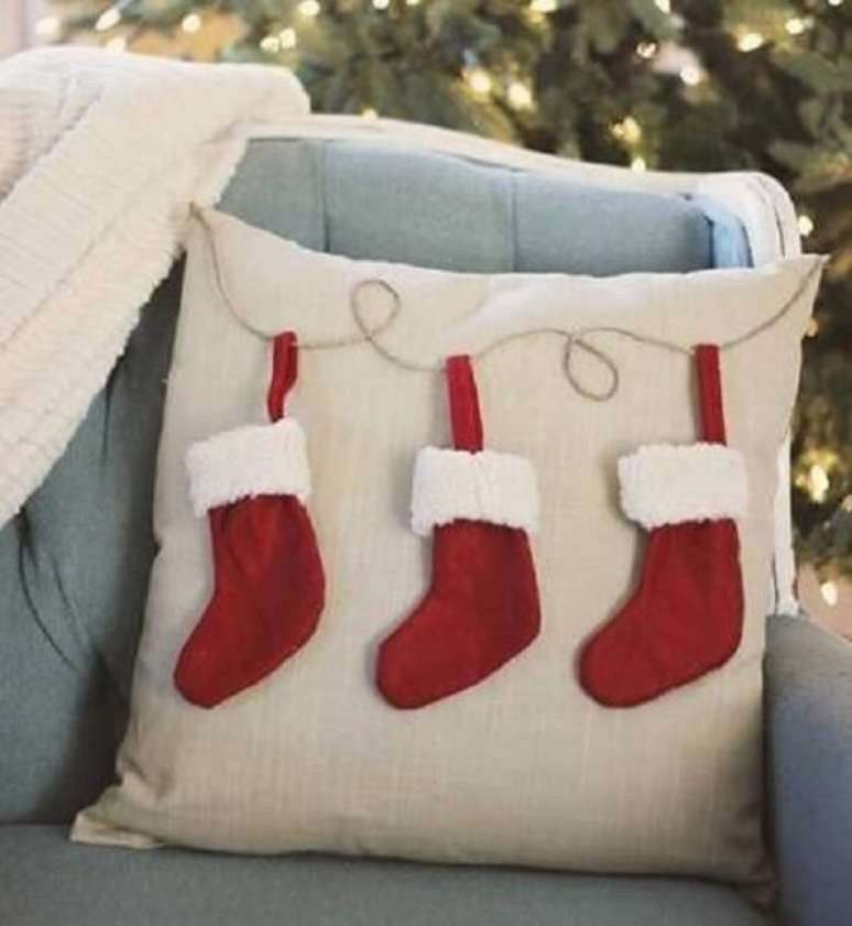 71. Decore o espaço com almofadas de Natal personalizadas. Fonte: Pinterest