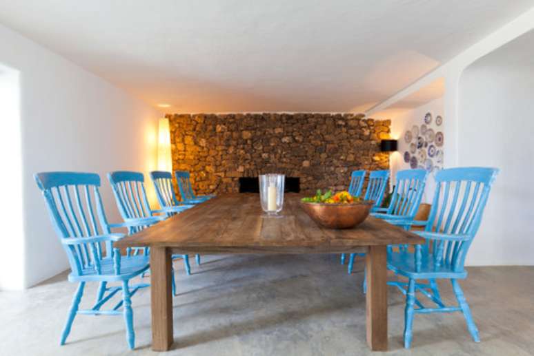 36. A mesa de madeira ganha destaque com as cadeiras de madeira coloridas – Por: Houzz