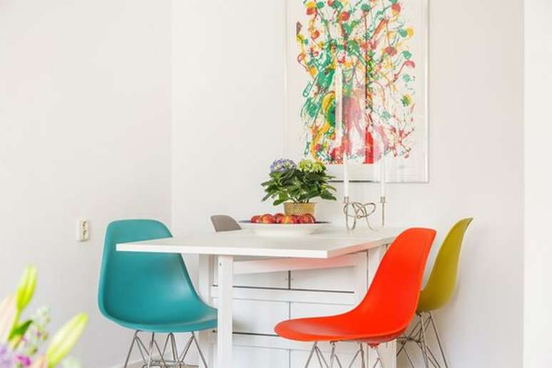9. A mesa com cadeiras coloridas é alegre e linda para decorar sua cozinha – Por: Limão na água