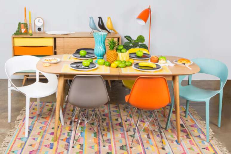 37. A mesa com cadeiras coloridas &eacute; alegre e descontra&iacute;da &ndash; Por: Matt Blatt Style Hub