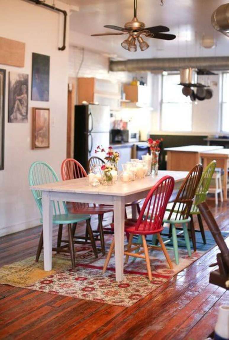 38. A mesa com cadeiras coloridas é linda para o ambiente – Por: Pinterest