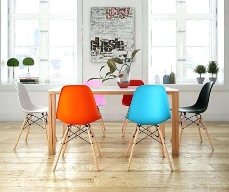 2. Mesa com cadeiras coloridas de plástico para mesa de jantar – Por: Pinterest