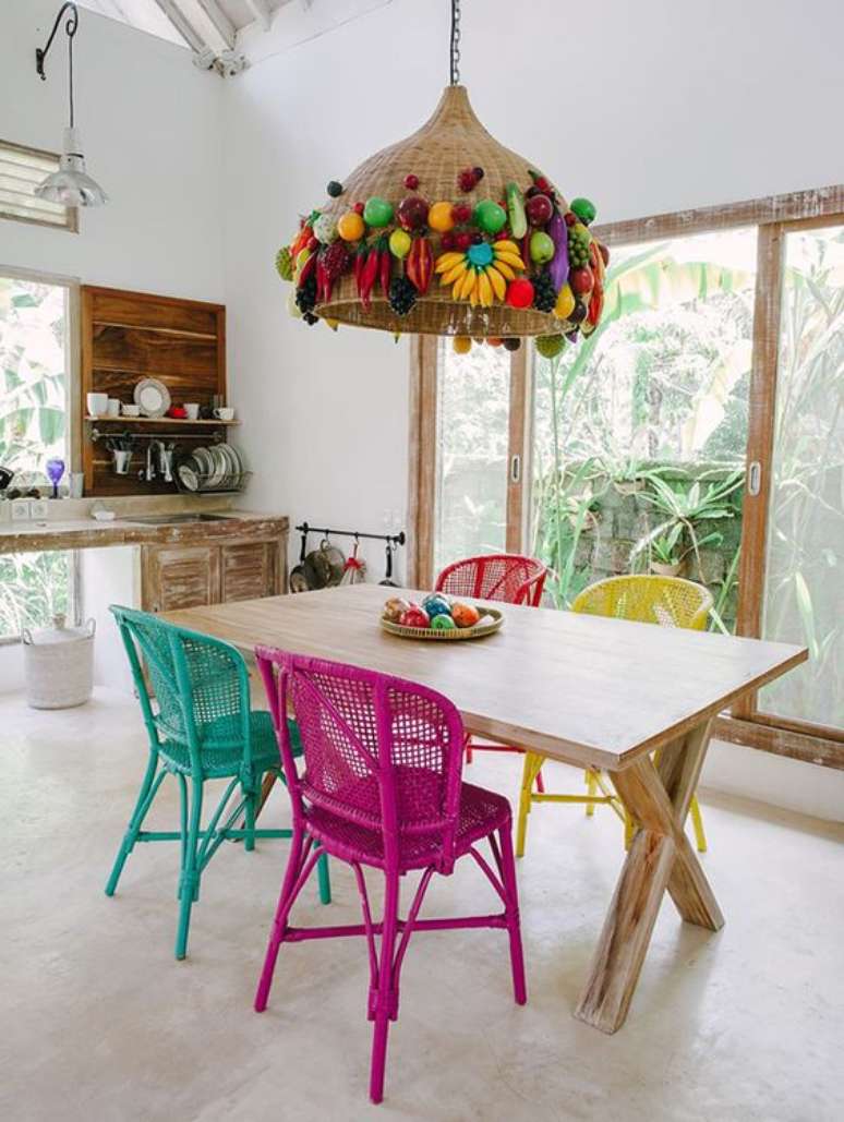 39. Ambientes alegres e lindos com as cadeiras coloridas – Por: Pinterest