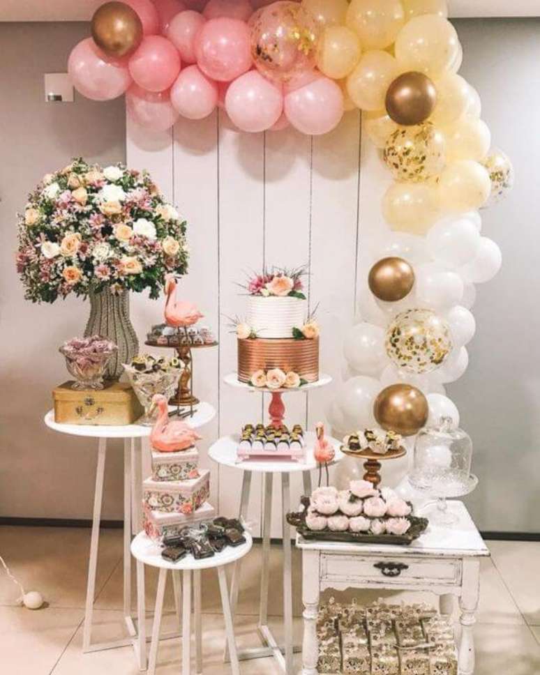 68. A mesa de doces para festa de 18 anos feminina é linda – Por: Pinterest
