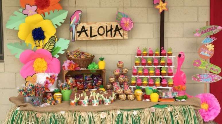 69. Mesa de doces para festa de 18 anos havaiana – Por: Pinterest