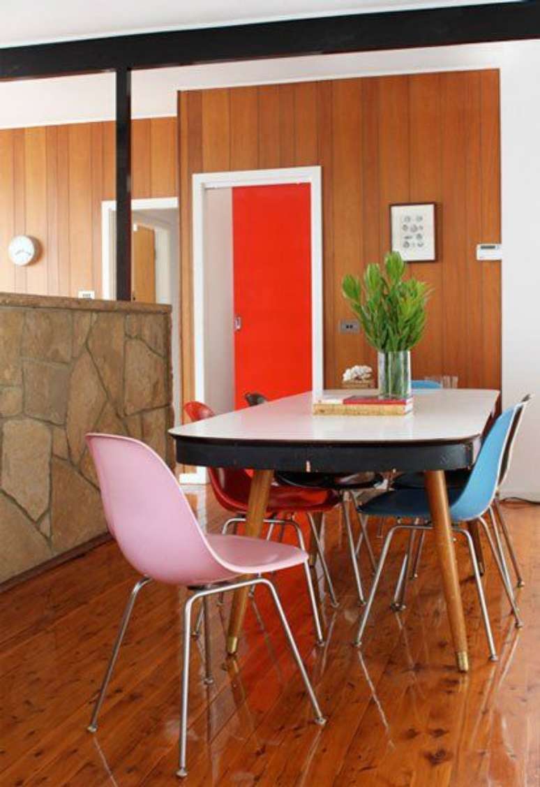 40. A mesa de jantar com cadeiras coloridas &eacute; charmosa e moderna &ndash; Por: Pinterest