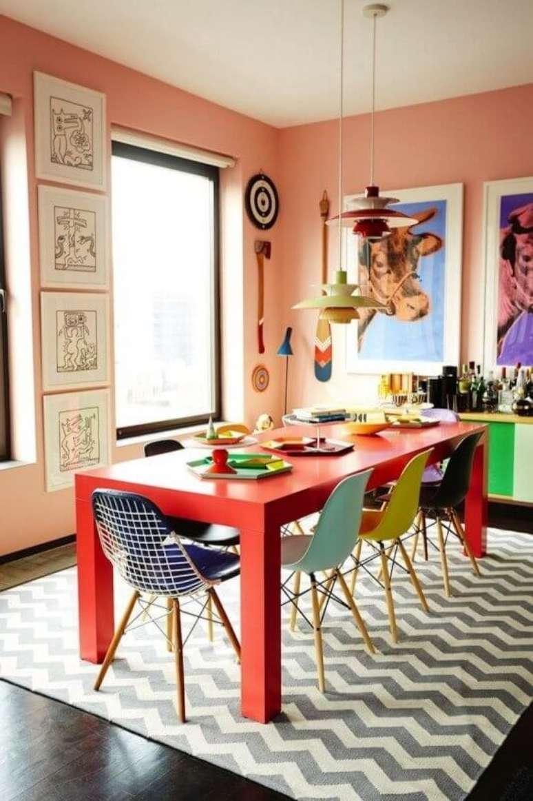 42. A mesa colorida também pode combinar com as cadeiras coloridas – Por: My Karma Stream