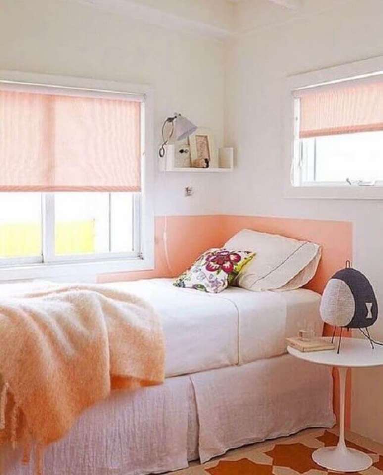 42. Saia para cama box solteiro para quarto de menina decorado em branco e coral – Foto: Dicas Decor