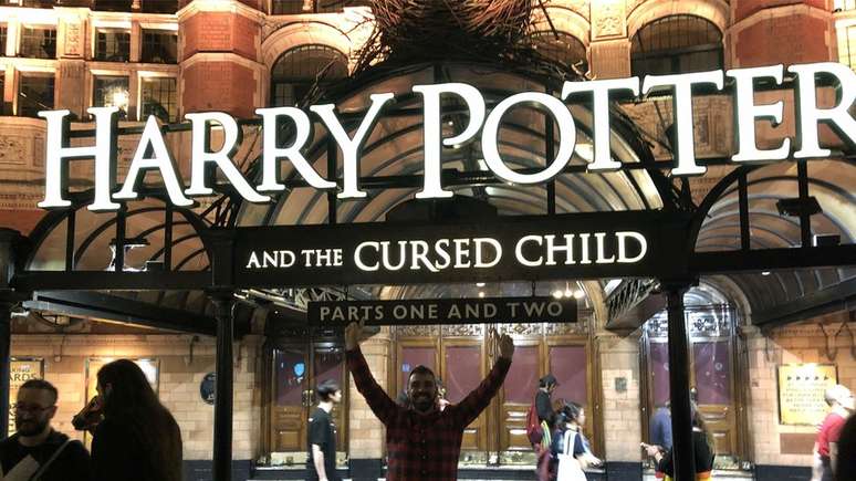 Harry Potter em frente ao teatro onde estava em cartaz a peça Harry Potter a Criança Amaldiçoada, em Julho