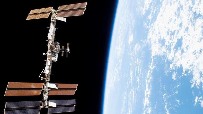 A Estação Espacial Internacional pode ser vista no céu quando seus painéis solares refletem a luz do Sol na direção certa