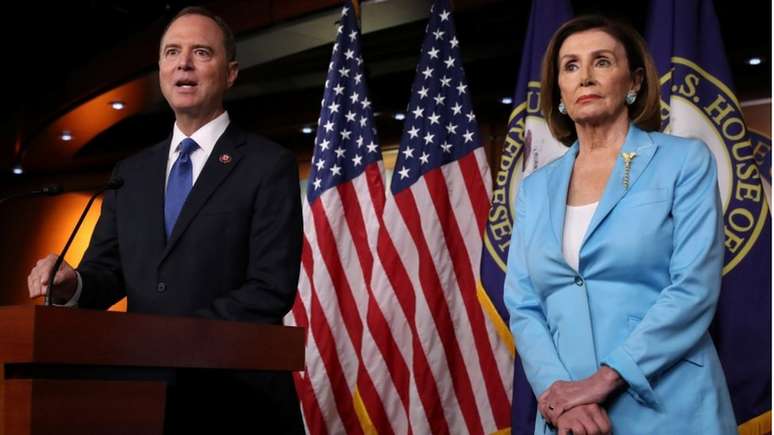 Chefe do Comitê de Inteligência da Câmara, Adam Schiff, e a presidente da Casa, Nancy Pelosi, defenderam as investigações em torno do impeachment