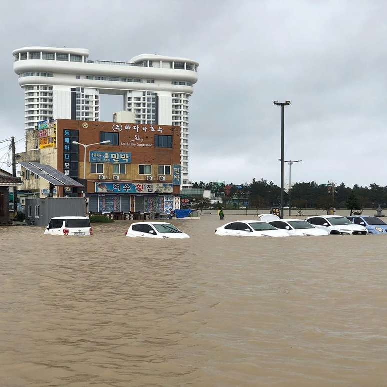 Carros submersos por enchente provocada pelo tufão Mitag em Gangneung, na Coreia do Sul
03/10/2019
@DIBIDIBOB/via REUTERS