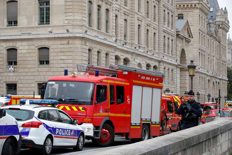 Carros de polícia e dos bombeiros em frente a quartel da polícia em Paris