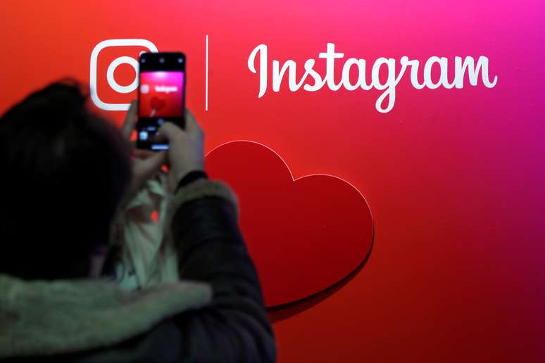 Visitante tira um foto do logotipo do Instagram durante feira em Paris. 7/2/2018. REUTERS/Charles Platiau