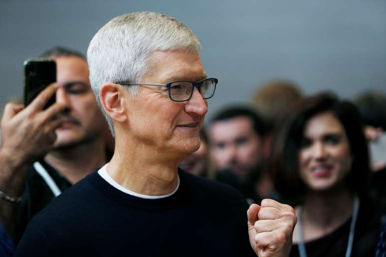 Presidente-executivo da Apple, Tim Cook, &agrave; fren do escrit&oacute;rio-sede da empresa, em Cupertino, Calif&oacute;rnia. 10/9/2019. REUTERS/Stephen Lam 